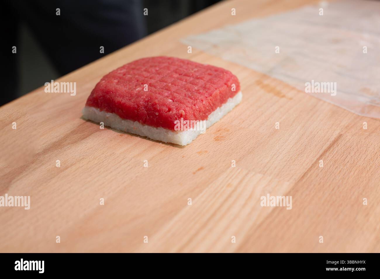Bio-Fleisch-Sushi. Fleisch-Sushi-Rezept. Schritt-für-Schritt-Vorbereitung. Gemischtes Tablett Ihrer Wahl. Hochwertige Fotos Stockfoto