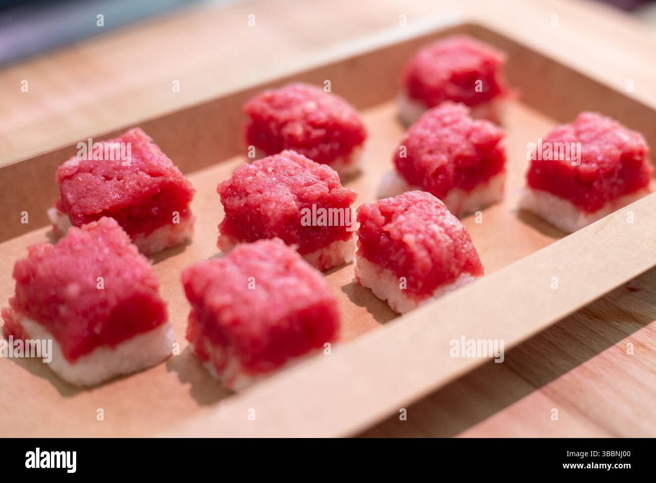 Bio-Fleisch-Sushi. Fleisch-Sushi-Rezept. Schritt-für-Schritt-Vorbereitung. Gemischtes Tablett Ihrer Wahl. Stockfoto