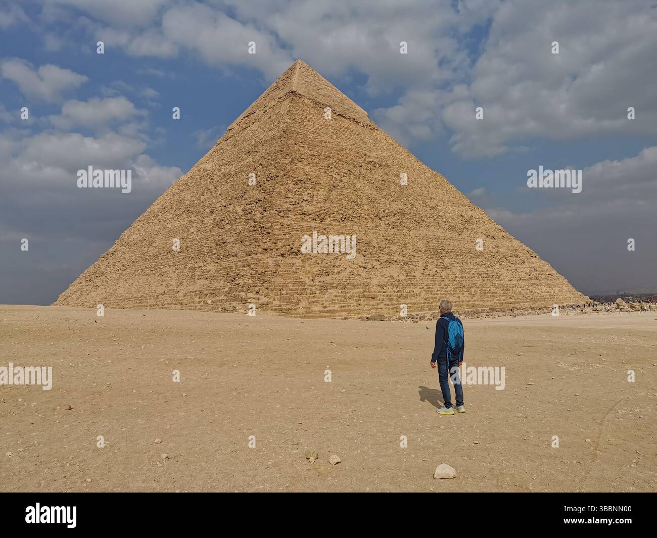 Die Pyramide von Khafre oder Chephren ist die Mitte von drei antiken ägyptischen Pyramiden von Gizeh und ist nur eine, die noch ihre ursprüngliche Verkleidung an der Spitze hat. Stockfoto