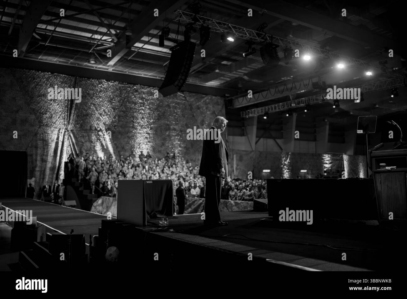 Präsident Donald Trump übergibt Truppen auf der Al Udeid Air Base am Donnerstag, den 15. Mai 2025, in Doha. Katar. (Offizielles Foto des Weißen Hauses von Daniel Torok) Stockfoto