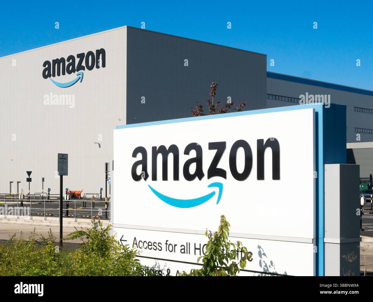 Beschilderung außerhalb des Amazon-Versandzentrums oder Lagers in Follingsby Park, Gateshead, England, Großbritannien Stockfoto