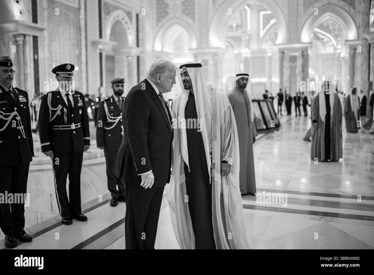 Präsident Donald Trump nimmt am Donnerstag, den 15. Mai 2025, an einem bilateralen Treffen mit dem Präsidenten der VAE Scheich Mohamed bin Zayed Al Nahyan im Qasr Al Watan in Abu Dhabi, Vereinigte Arabische Emirate, Teil. (Offizielles Foto des Weißen Hauses von Daniel Torok) Stockfoto