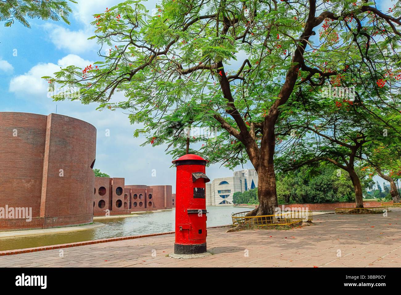 Im Schatten der Krishnachura steht die Zeit still und die Stadt verschwindet in einem rot getönten Traum. Stockfoto