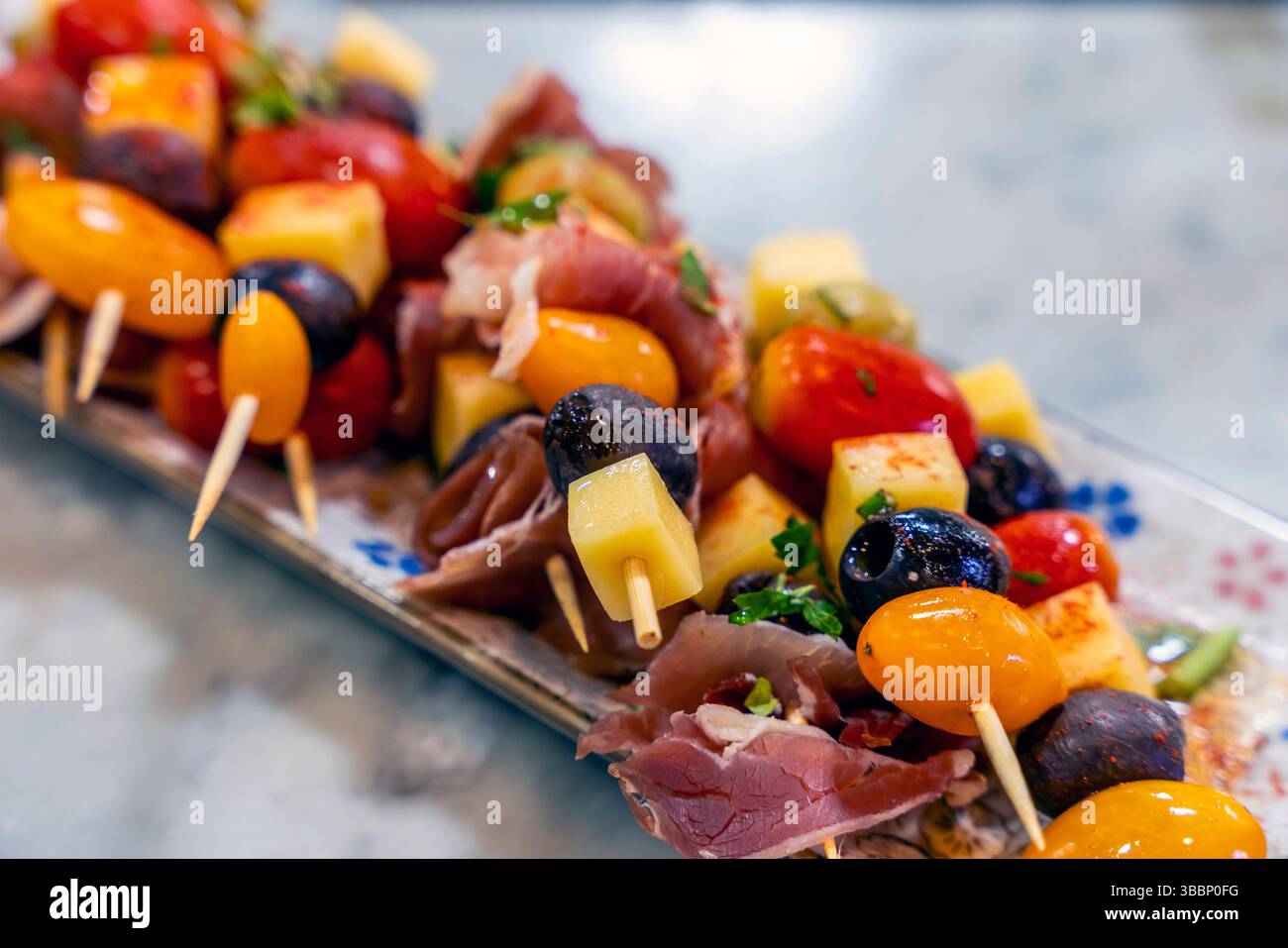Eine kulinarische Ausstellung in Einem Café im Mercado de San Telmo, San Telmo, Buenos Aires, Argentinien. Stockfoto Eine kulinarische Ausstellung in Einem Café im Mercado de San Telmo, San Telmo, Buenos Aires, Argentinien. Stockfoto