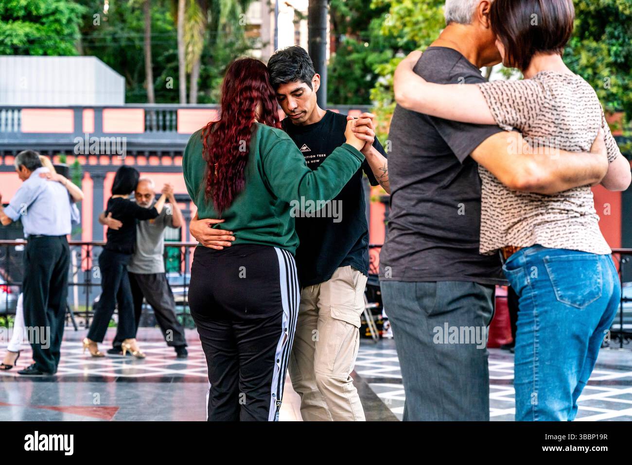 Tangotanz Für Paare In La Glorieta Milonga, Buenos Aires, Argentinien. Stockfoto