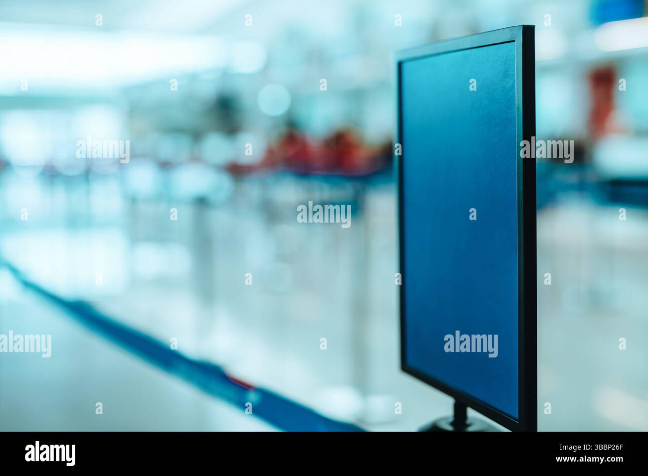 Leere Tafel in der Lobby des modernen Flughafens Stockfoto