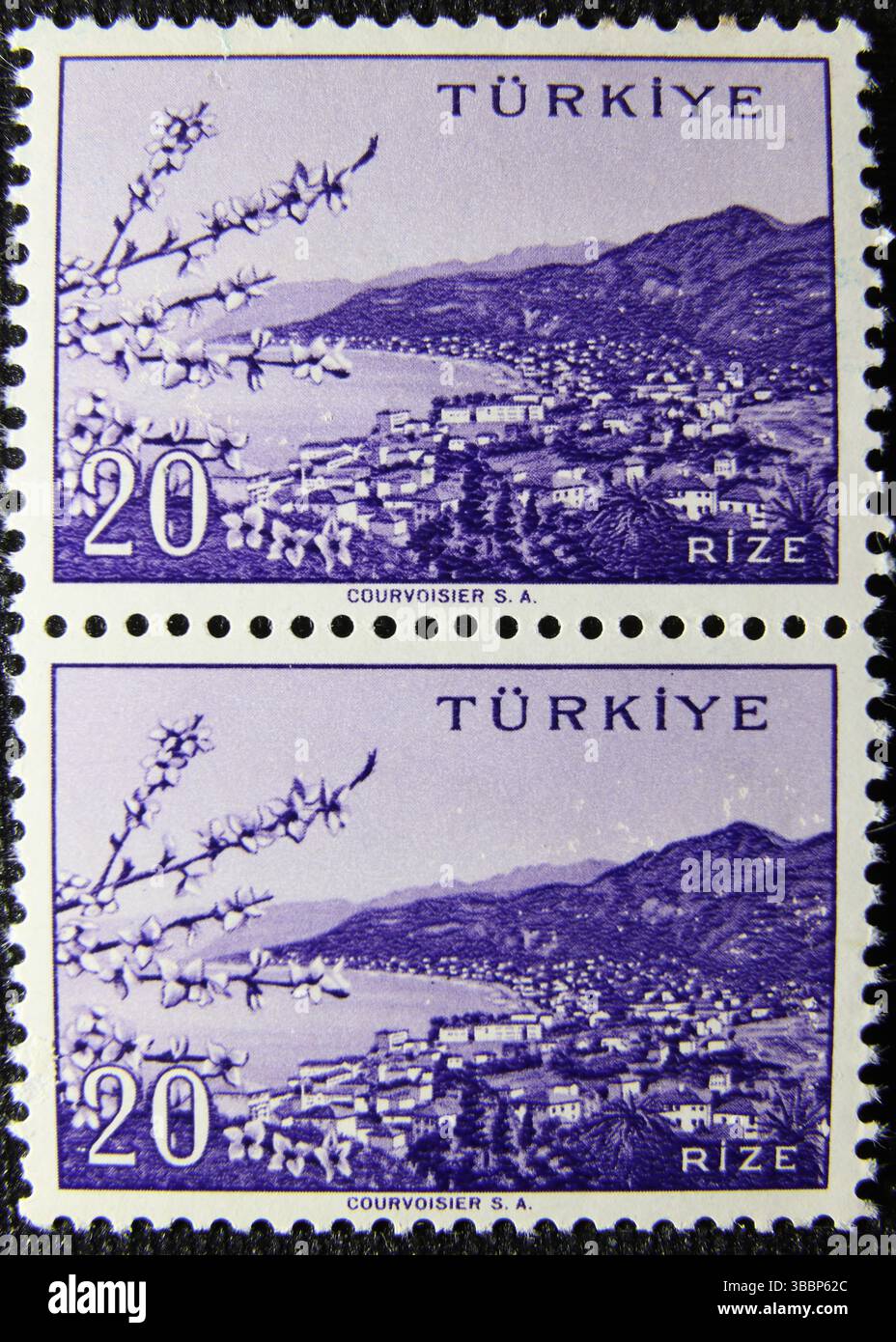 ISTANBUL, TÜRKEI - 02. JANUAR 2021: Türkische Briefmarke zeigt Rize-Stadt um 1960 Stockfoto