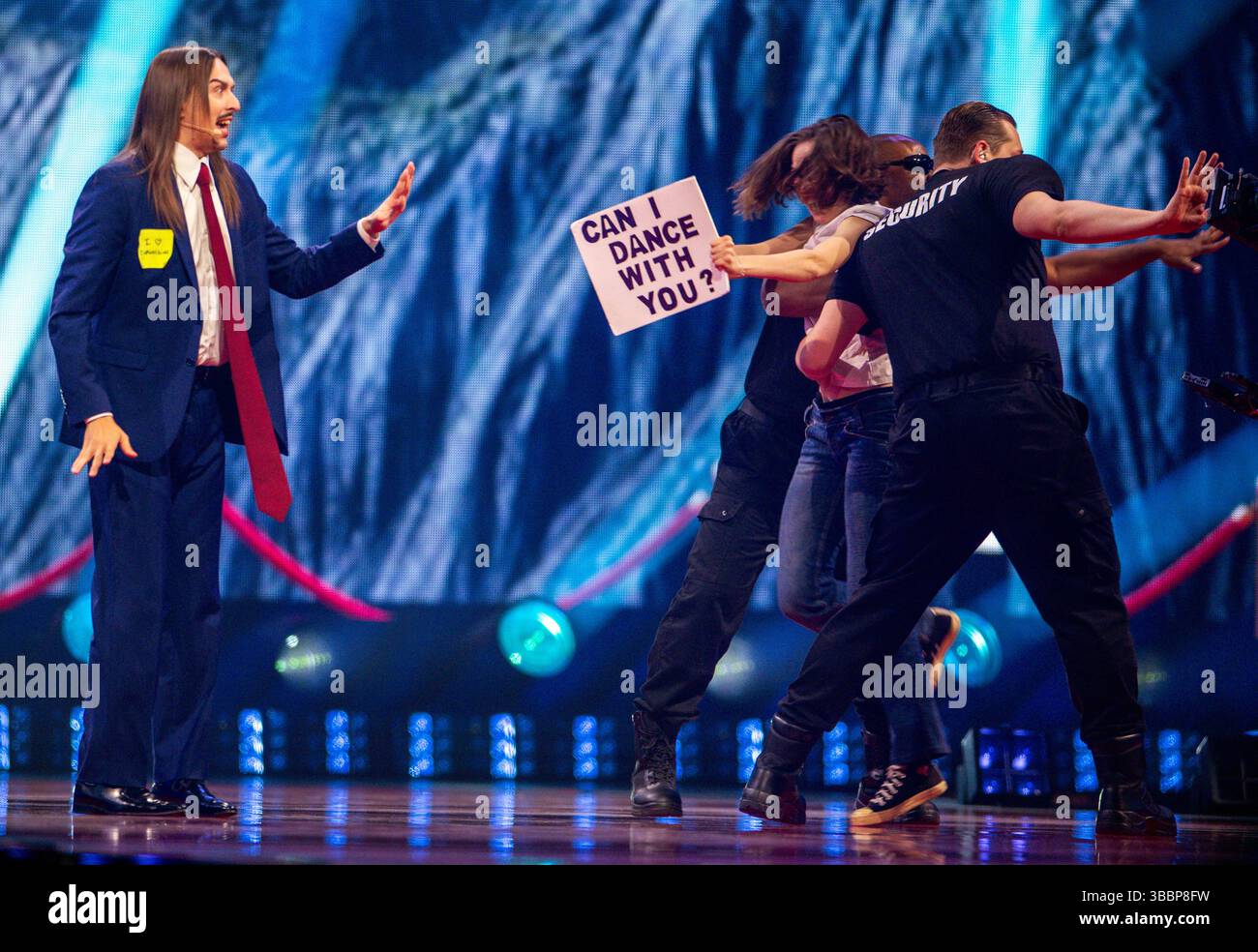 Basel, Schweiz. Mai 2025. Tommy Cash aus Estland mit dem Song „Espresso macchiato“ während einer Probe für die letzte Show des 69. Eurovision Song Contests in der Arena St. Jakobshalle. Insgesamt werden 37 Acts um die Trophäe antreten, und fast 60.000 Zuschauer werden die neun Live-Shows besuchen. Gut 160 Millionen Menschen sahen die Musiksendung im Fernsehen im Jahr 2024. Quelle: Jens Büttner/dpa/Alamy Live News Stockfoto