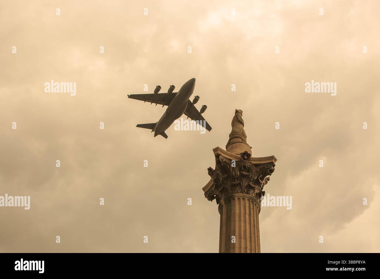 Großes Flugzeug mit zwei Jagdflugzeugen in der Luft, die zur Feier des VE Day über die Nelsons-Säule auf dem Trafalgar Square fliegen Stockfoto