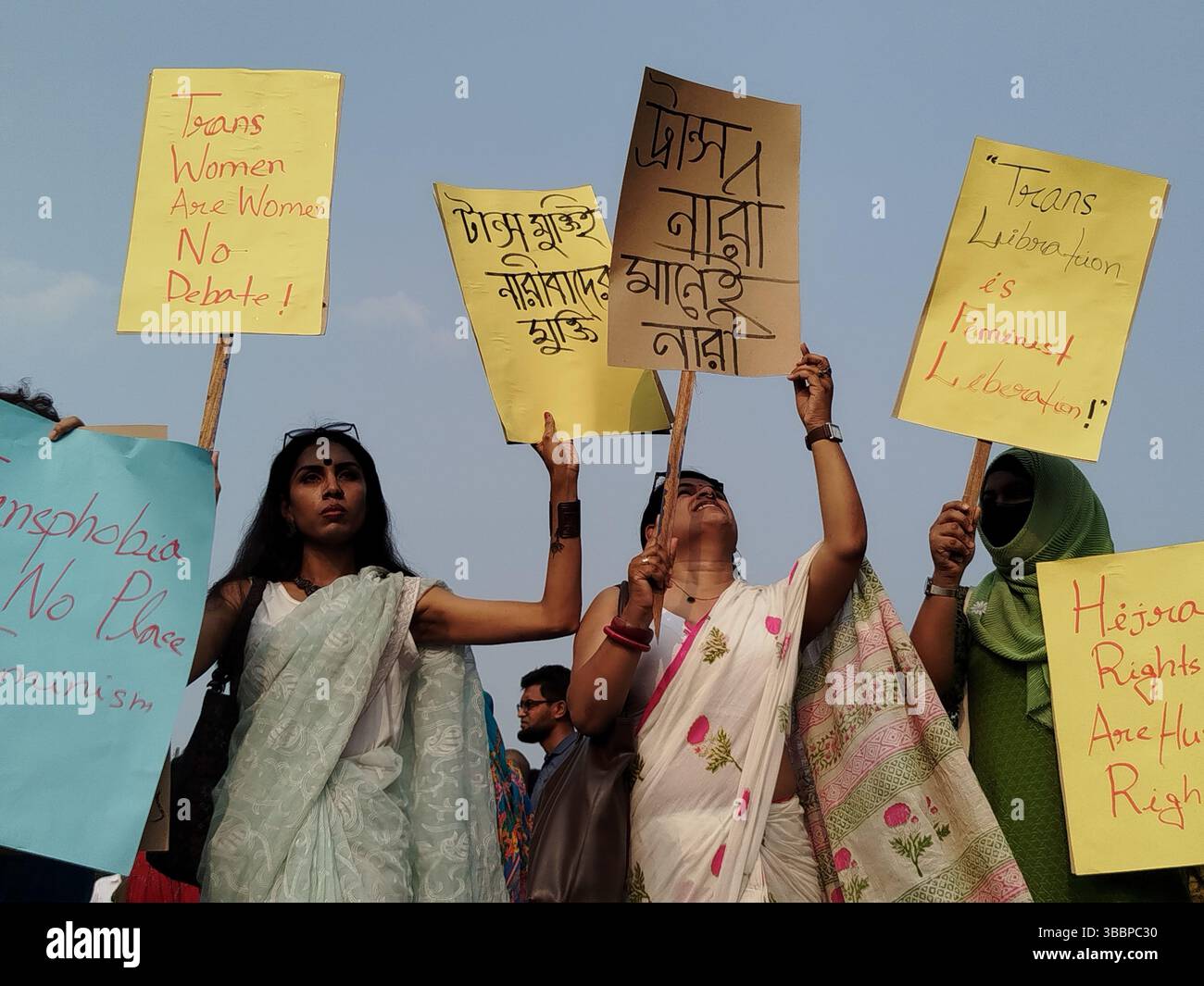 Dhaka, Bangladesch. Mai 2025. Trans-Aktivisten halten Plakate mit der Aufschrift "Trans Women are Women, no debattiert" während einer Frauensolidaritätsprozession, in der vor dem Nationalparlament in Dhaka die Rechte und Gleichheit der Frauen gefordert werden. (Kreditbild: © MD Mehedi Hasan/ZUMA Press Wire) NUR REDAKTIONELLE VERWENDUNG! Nicht für kommerzielle ZWECKE! Stockfoto