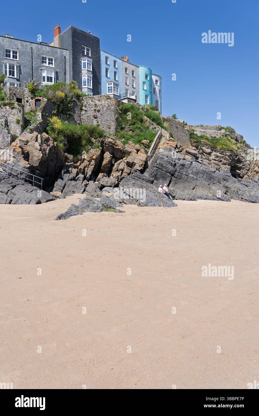South Beach bei Ebbe mit Ferienunterkunft auf den Klippen, Tenby, South Wales Stockfoto