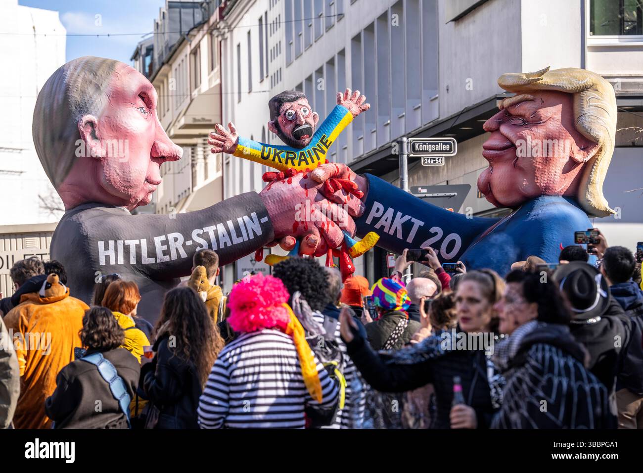 Rosen-Montag-Parade in Düsseldorf, schweben von Schwimmerbauer Jacques Tilly, Putin und Trump schütteln die Hände und zerschmettern den ukrainischen Präsidenten Zelensky im Prozess Stockfoto