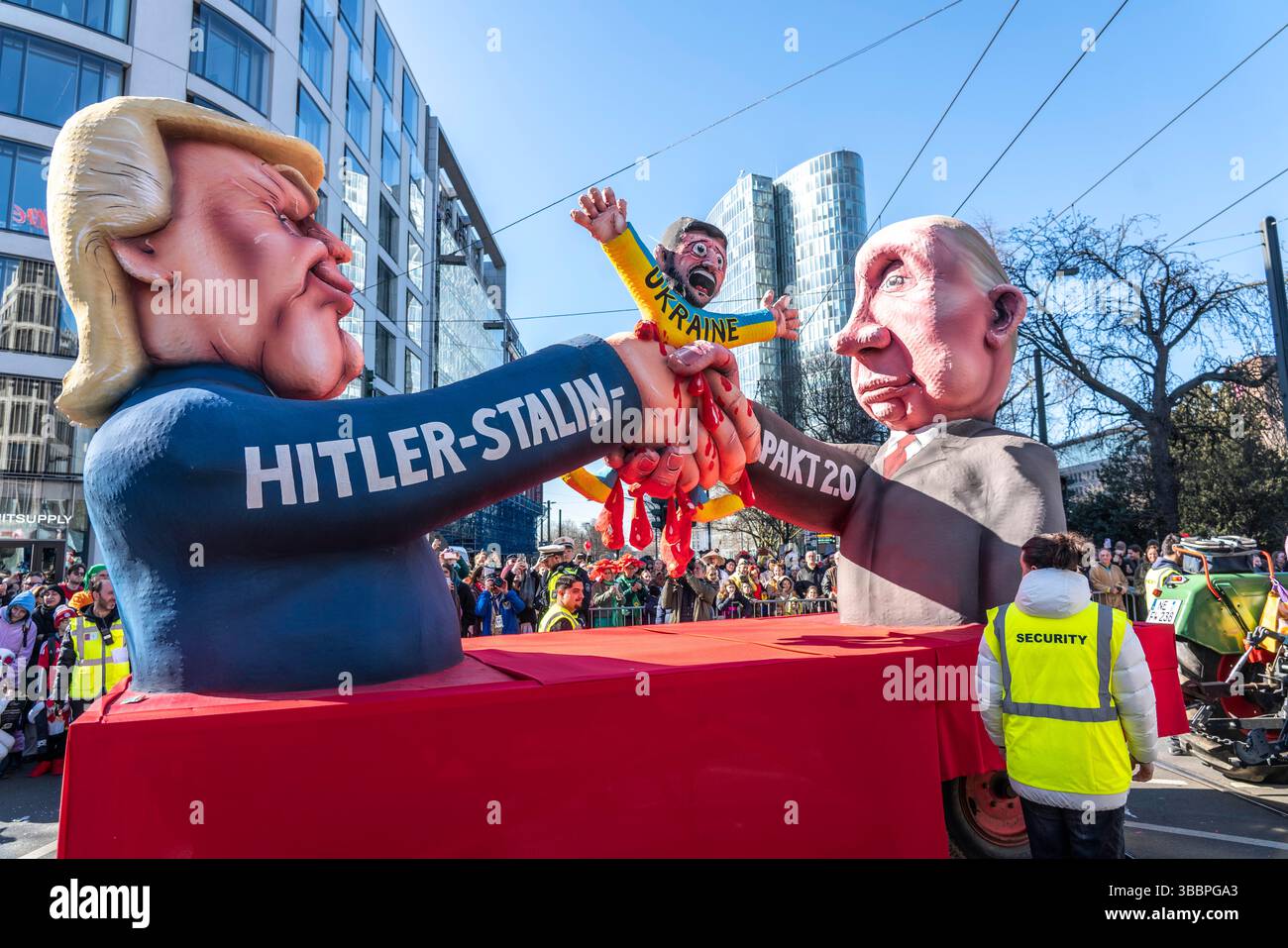 Rosen-Montag-Parade in Düsseldorf, schweben von Schwimmerbauer Jacques Tilly, Putin und Trump schütteln die Hände und zerschmettern den ukrainischen Präsidenten Zelensky im Prozess Stockfoto