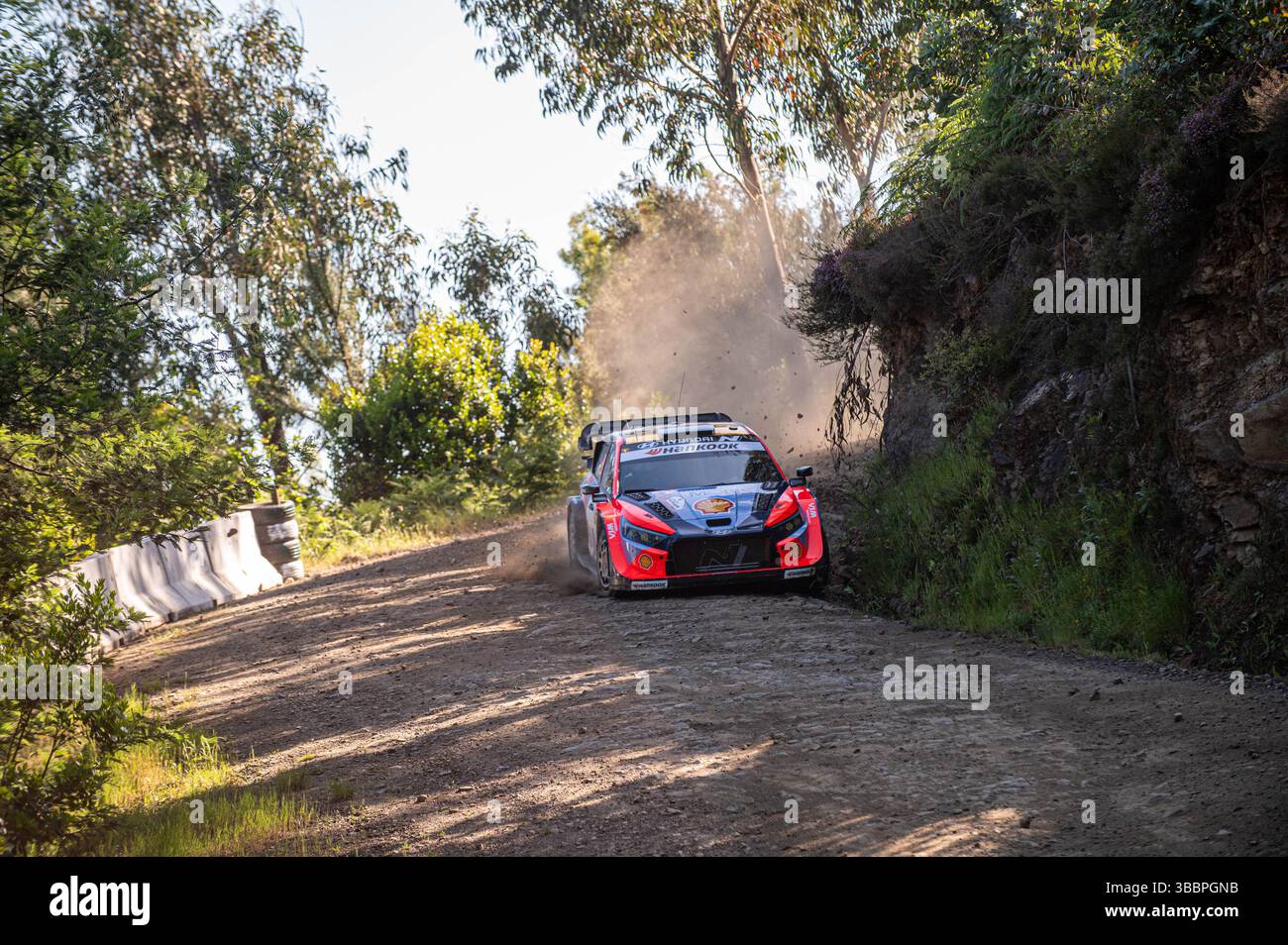 OTT TÄNAK(Est),Martin JÄRVEOJA(Est) auf einer HYUNDAI i20 N Rally1 eines Teams HYUNDAI SHELL MOBIS WORLD RALLYETEAMS in Aktion während des 2. Tages der FIA WRC Vodafone RALLYE Portugal in Matosinhos, Portugal, am 16. Mai 2025. Quelle: Federico Manoni/Alamy Live News Stockfoto
