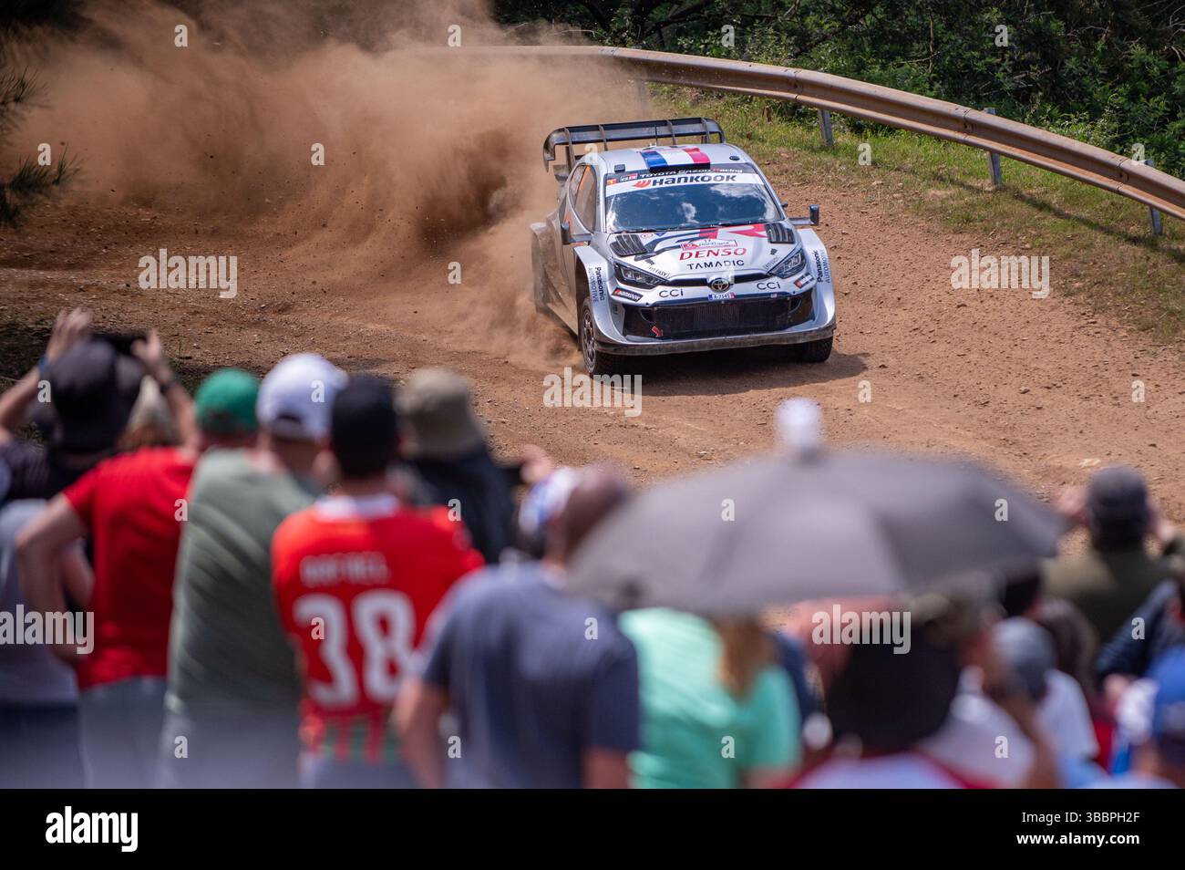 Sébastien OGIER(Fra),Vincent LANDAIS(Fra) auf einer TOYOTA GR Yaris Rally1 eines Teams TOYOTA GAZOO RACING WRT in Aktion während des 2. Tages der FIA WRC Vodafone Rallye Portugal in Matosinhos, Portugal, am 16. Mai 2025. Quelle: Federico Manoni/Alamy Live News Stockfoto
