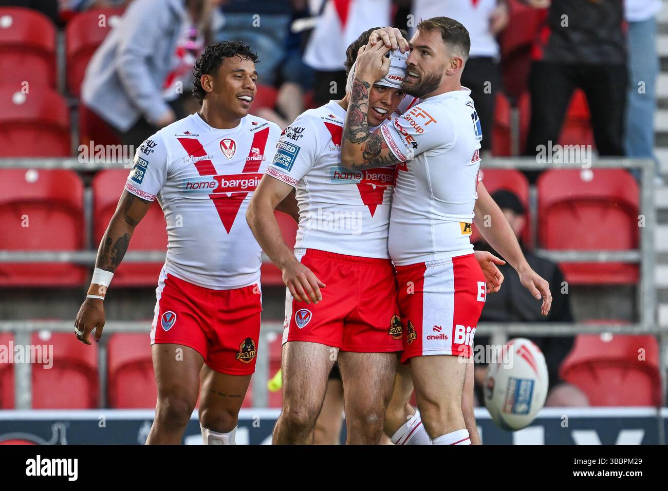 ST. HELENS, ENGLAND – 15. MAI 2025: George Whitby von St. Helens feiert seinen Versuch während der Betfred Super League Runde 11 St. Helens gegen Katalanisch Drago Stockfoto