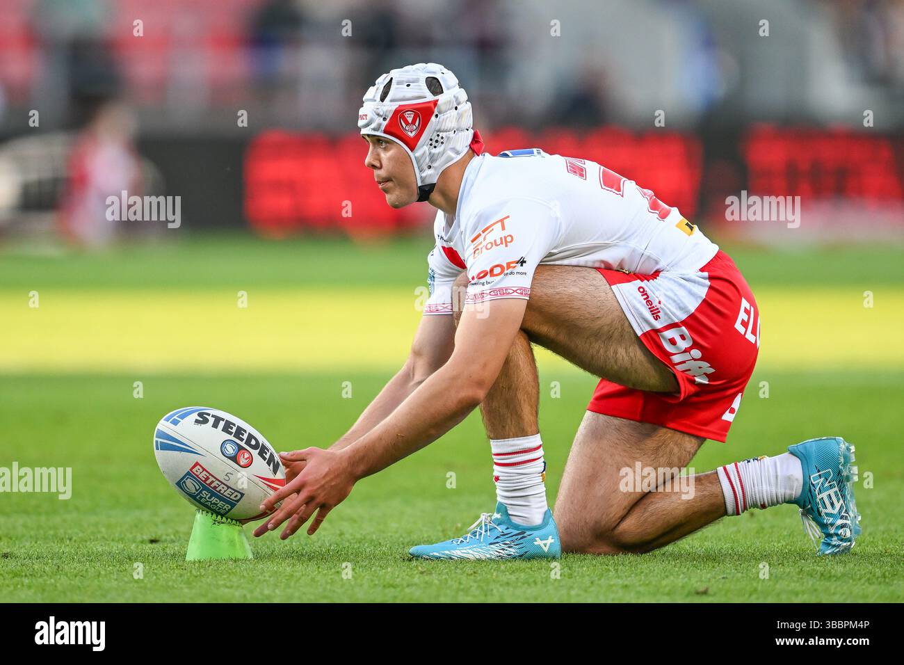 ST. HELENS, ENGLAND – 15. MAI 2025: George Whitby von St. Helens bereitet sich auf den Treffer in der Betfred Super League Runde 11 St. Helens gegen Katalanisch vor Stockfoto