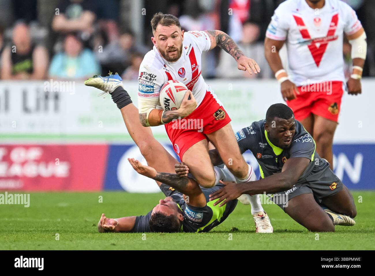 ST. HELENS, ENGLAND – 15. MAI 2025: Daryl Clark aus St. Helens wird in der 11. Runde der Betfred Super League von Jordan Dezaria von Catalan Dragons bekämpft Stockfoto