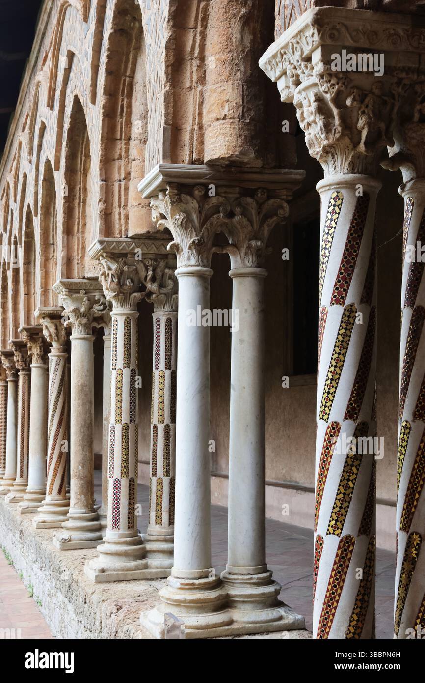 Details des Kreuzgangs der Kathedrale von Monreale, ein prächtiges Beispiel normannischer Architektur, in der Nähe von Palermo, Sizilien Stockfoto