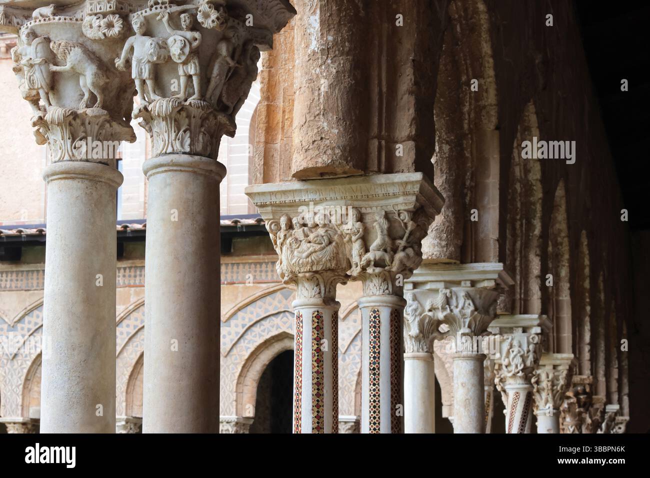 Details des Kreuzgangs der Kathedrale von Monreale, ein prächtiges Beispiel normannischer Architektur, in der Nähe von Palermo, Sizilien Stockfoto