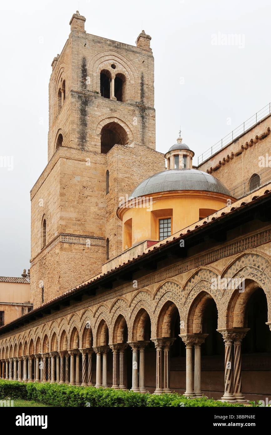 Details des Kreuzgangs der Kathedrale von Monreale, ein prächtiges Beispiel normannischer Architektur, in der Nähe von Palermo, Sizilien Stockfoto