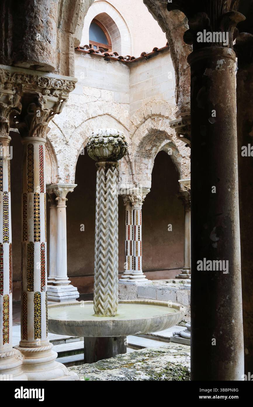 Details des Kreuzgangs der Kathedrale von Monreale, ein prächtiges Beispiel normannischer Architektur, in der Nähe von Palermo, Sizilien Stockfoto