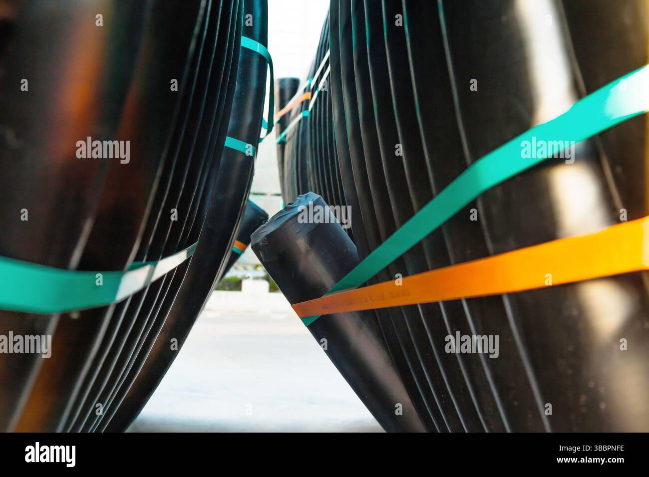 Riesige neue elektrische Kabel in Spulen gebunden, Nahaufnahme. Stockfoto