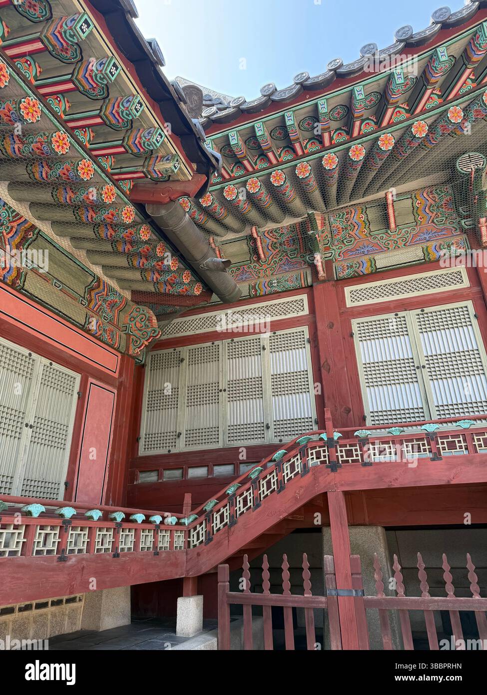 Komplexe Danceong-Muster zieren die Traufe und Balken eines traditionellen koreanischen Palastes und betonen jahrhundertealte Handwerkskunst und Harmonie Stockfoto
