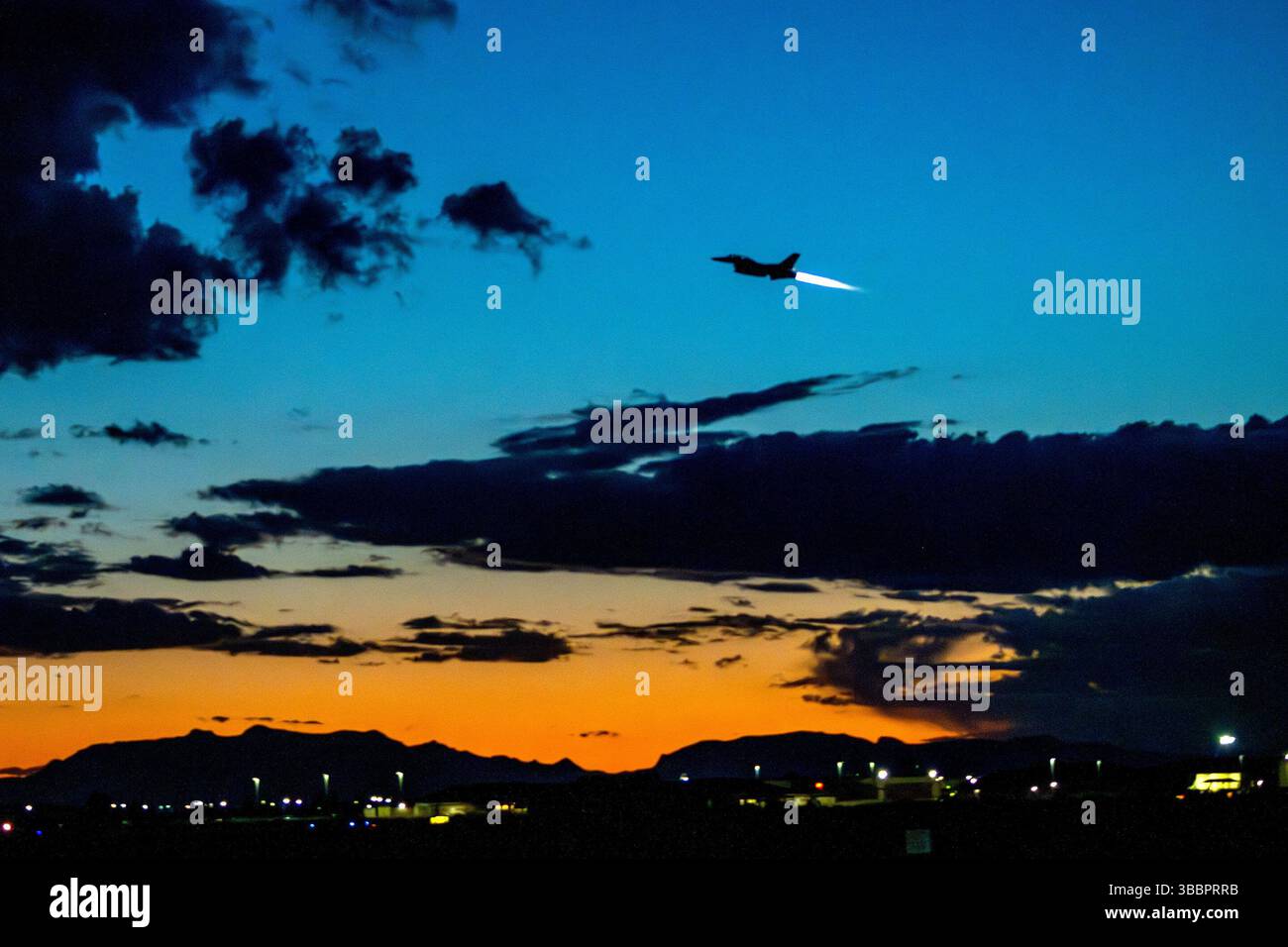 Holloman AFB, New Mexico, USA. Mai 2025. Ein F16-Kampffalke der US Air Force, der der 54th Fighter Group zugeordnet ist, startet am 7. Mai 2025 bei Sonnenuntergang auf der Holloman Air Force Base in New Mexico. Die F-16 ist mit Werkzeugen ausgestattet, die die Navigation und Zielerkennung bei schlechten Lichtverhältnissen ermöglichen. (Kreditbild: © Elijah Strickland/USA Air Force/ZUMA Press Wire) NUR REDAKTIONELLE VERWENDUNG! Nicht für kommerzielle ZWECKE! Stockfoto