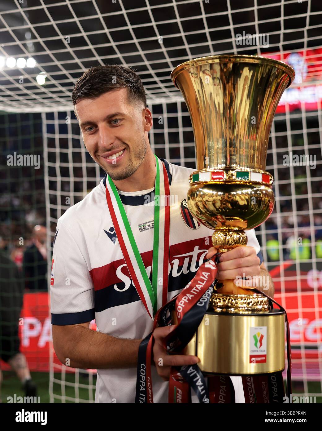 Rom, Italien. Mai 2025. Nicolo Casale von Bologna FC posiert mit der Trophäe nach dem Finale des AC Mailand gegen Bologna Coppa Italia im Stadio Olimpico in Rom. Der Bildnachweis sollte lauten: Jonathan Moscrop/Sportimage Credit: Sportimage Ltd/Alamy Live News Stockfoto