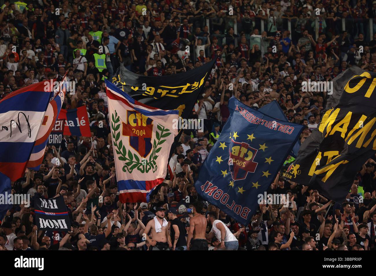 Rom, Italien. Mai 2025. Die Fans des FC Bologna bejubeln ihre Mannschaft beim Finale des AC Mailand gegen Bologna Coppa Italia im Stadio Olimpico, Rom. Der Bildnachweis sollte lauten: Jonathan Moscrop/Sportimage Credit: Sportimage Ltd/Alamy Live News Stockfoto