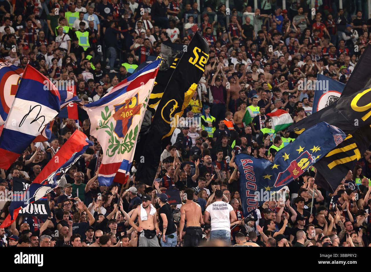 Rom, Italien. Mai 2025. Die Fans des FC Bologna bejubeln ihre Mannschaft beim Finale des AC Mailand gegen Bologna Coppa Italia im Stadio Olimpico, Rom. Der Bildnachweis sollte lauten: Jonathan Moscrop/Sportimage Credit: Sportimage Ltd/Alamy Live News Stockfoto