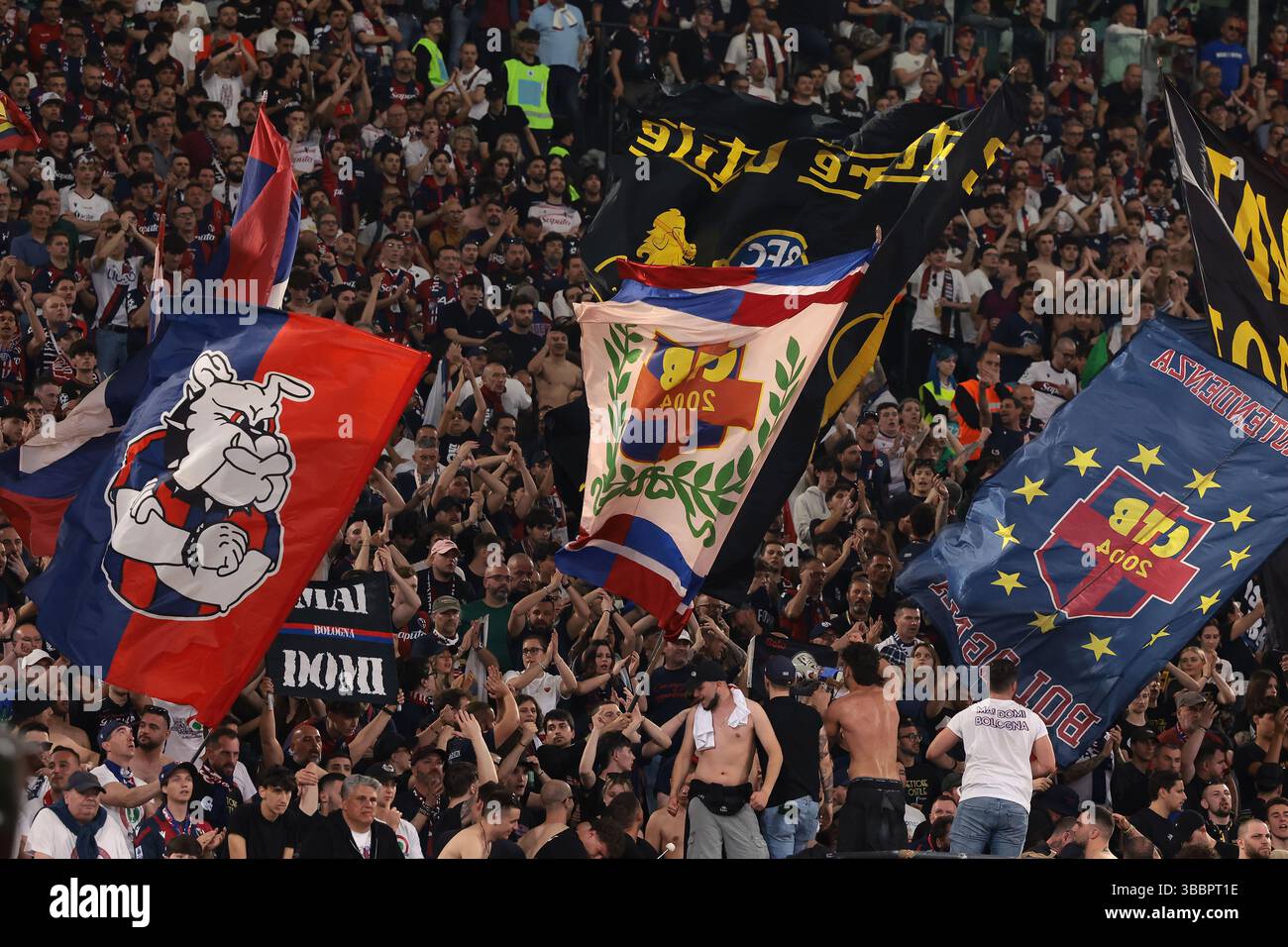 Rom, Italien. Mai 2025. Die Fans des FC Bologna bejubeln ihre Mannschaft beim Finale des AC Mailand gegen Bologna Coppa Italia im Stadio Olimpico, Rom. Der Bildnachweis sollte lauten: Jonathan Moscrop/Sportimage Credit: Sportimage Ltd/Alamy Live News Stockfoto