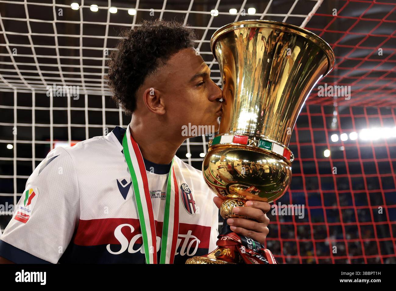 Rom, Italien. Mai 2025. Dan Ndoye vom FC Bologna küsst die Trophäe nach dem Finale des AC Mailand gegen Bologna Coppa Italia im Stadio Olimpico, Rom. Der Bildnachweis sollte lauten: Jonathan Moscrop/Sportimage Credit: Sportimage Ltd/Alamy Live News Stockfoto