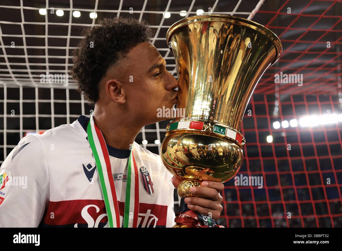Rom, Italien. Mai 2025. Dan Ndoye vom FC Bologna küsst die Trophäe nach dem Finale des AC Mailand gegen Bologna Coppa Italia im Stadio Olimpico, Rom. Der Bildnachweis sollte lauten: Jonathan Moscrop/Sportimage Credit: Sportimage Ltd/Alamy Live News Stockfoto