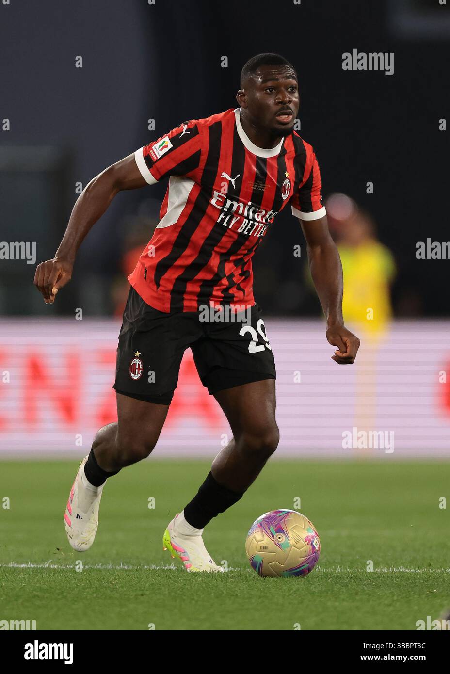 Rom, Italien. Mai 2025. Youssouf Fofana vom AC Milan beim Finale des AC Milan gegen Bologna Coppa Italia im Stadio Olimpico in Rom. Der Bildnachweis sollte lauten: Jonathan Moscrop/Sportimage Credit: Sportimage Ltd/Alamy Live News Stockfoto