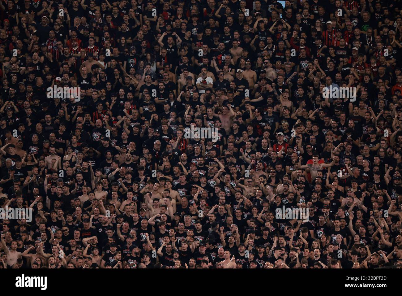 Rom, Italien. Mai 2025. Die Fans des AC mailand feuern ihr Team beim Finale des AC Mailand gegen Bologna Coppa Italia im Stadio Olimpico in Rom an. Der Bildnachweis sollte lauten: Jonathan Moscrop/Sportimage Credit: Sportimage Ltd/Alamy Live News Stockfoto