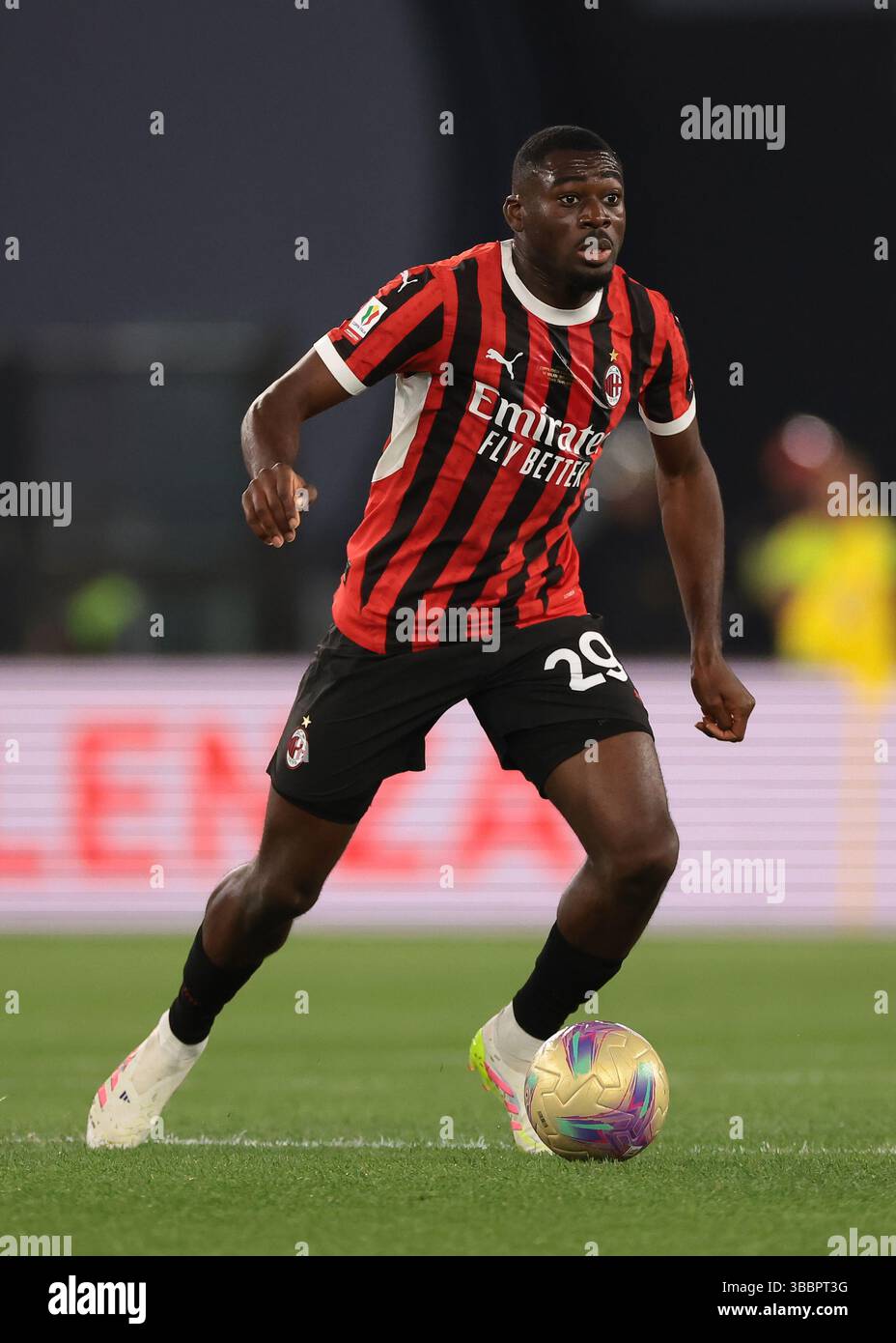 Rom, Italien. Mai 2025. Youssouf Fofana vom AC Milan beim Finale des AC Milan gegen Bologna Coppa Italia im Stadio Olimpico in Rom. Der Bildnachweis sollte lauten: Jonathan Moscrop/Sportimage Credit: Sportimage Ltd/Alamy Live News Stockfoto