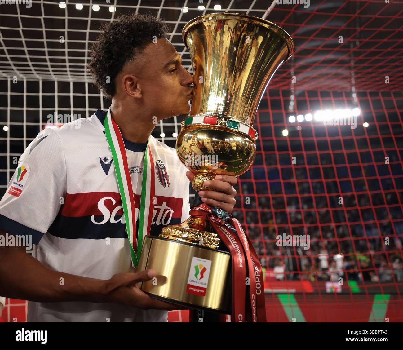 Rom, Italien. Mai 2025. Dan Ndoye vom FC Bologna küsst die Trophäe nach dem Finale des AC Mailand gegen Bologna Coppa Italia im Stadio Olimpico, Rom. Der Bildnachweis sollte lauten: Jonathan Moscrop/Sportimage Credit: Sportimage Ltd/Alamy Live News Stockfoto