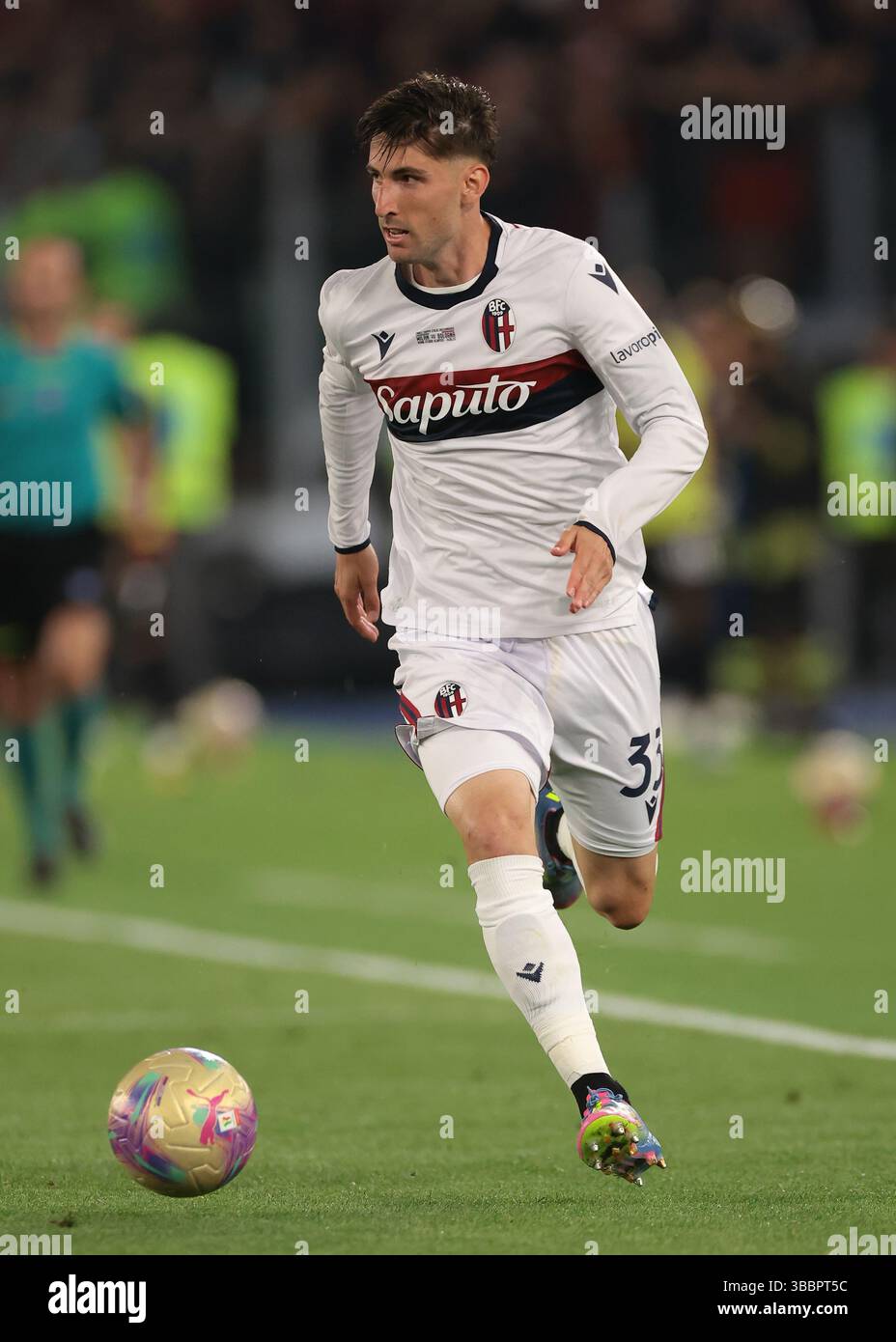 Rom, Italien. Mai 2025. Juan Miranda vom FC Bologna beim Finale des AC Milan gegen Bologna Coppa Italia im Stadio Olimpico in Rom. Der Bildnachweis sollte lauten: Jonathan Moscrop/Sportimage Credit: Sportimage Ltd/Alamy Live News Stockfoto