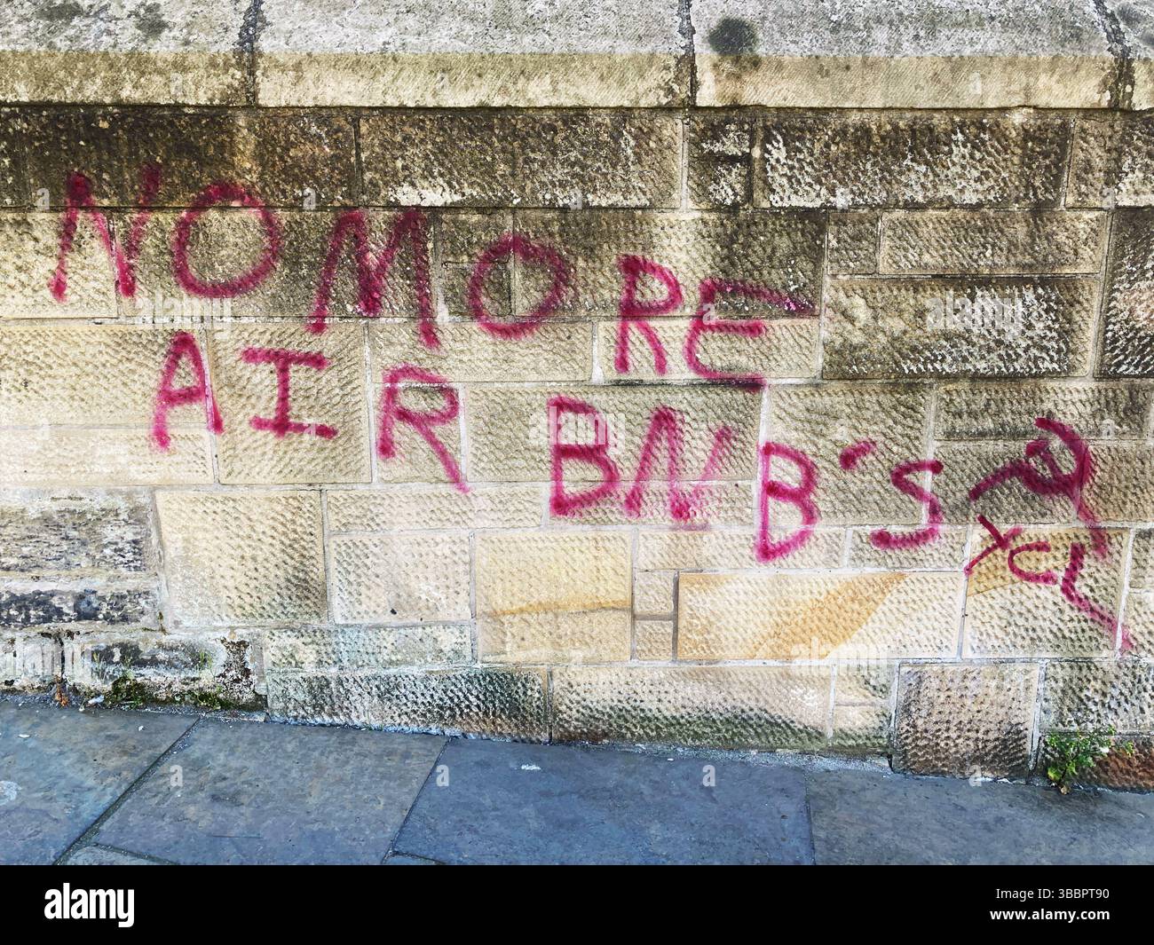 No More AirBNBs: Graffiti-Protest an der Wand, Schottland, Großbritannien - Smartphone-aufgenommenes Stockfoto
