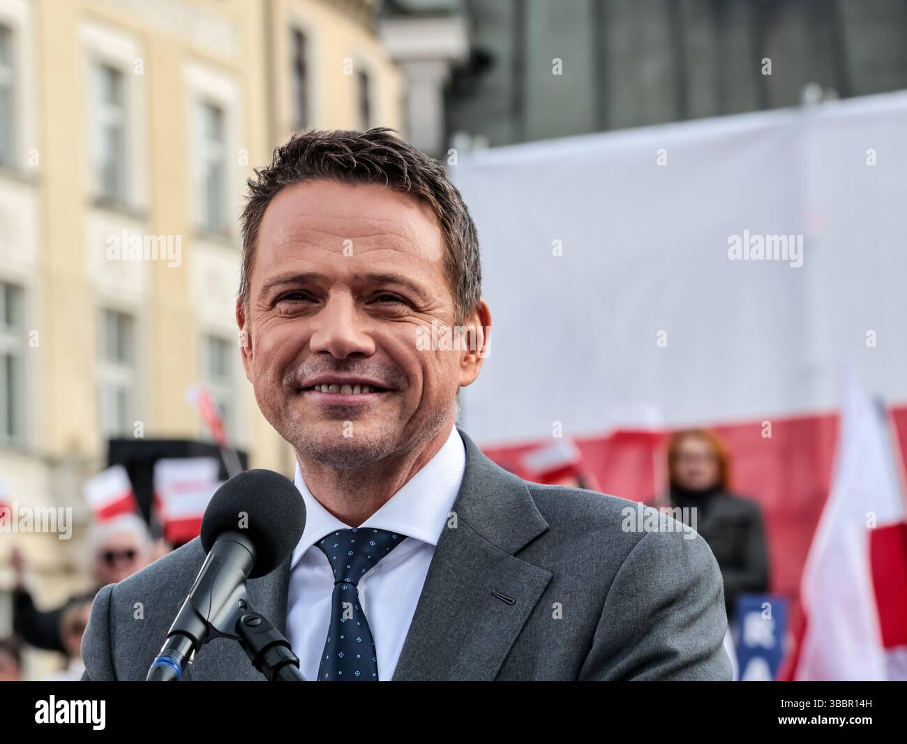 Rafal Trzaskowski, Bürgermeister von Warschau und Kandidat für das Amt des polnischen Präsidenten der Partei Bürgerplattform, spricht während seiner Wahlkundgebung auf dem Hauptmarkt in Krakau. Rafal Trzaskowski führt die Umfragen an, aber ohne klare Mehrheit. Die erste Wahlrunde findet am 18. Mai statt, und Rafal Trzaskowski wird voraussichtlich in die zweite Runde wechseln. Stockfoto