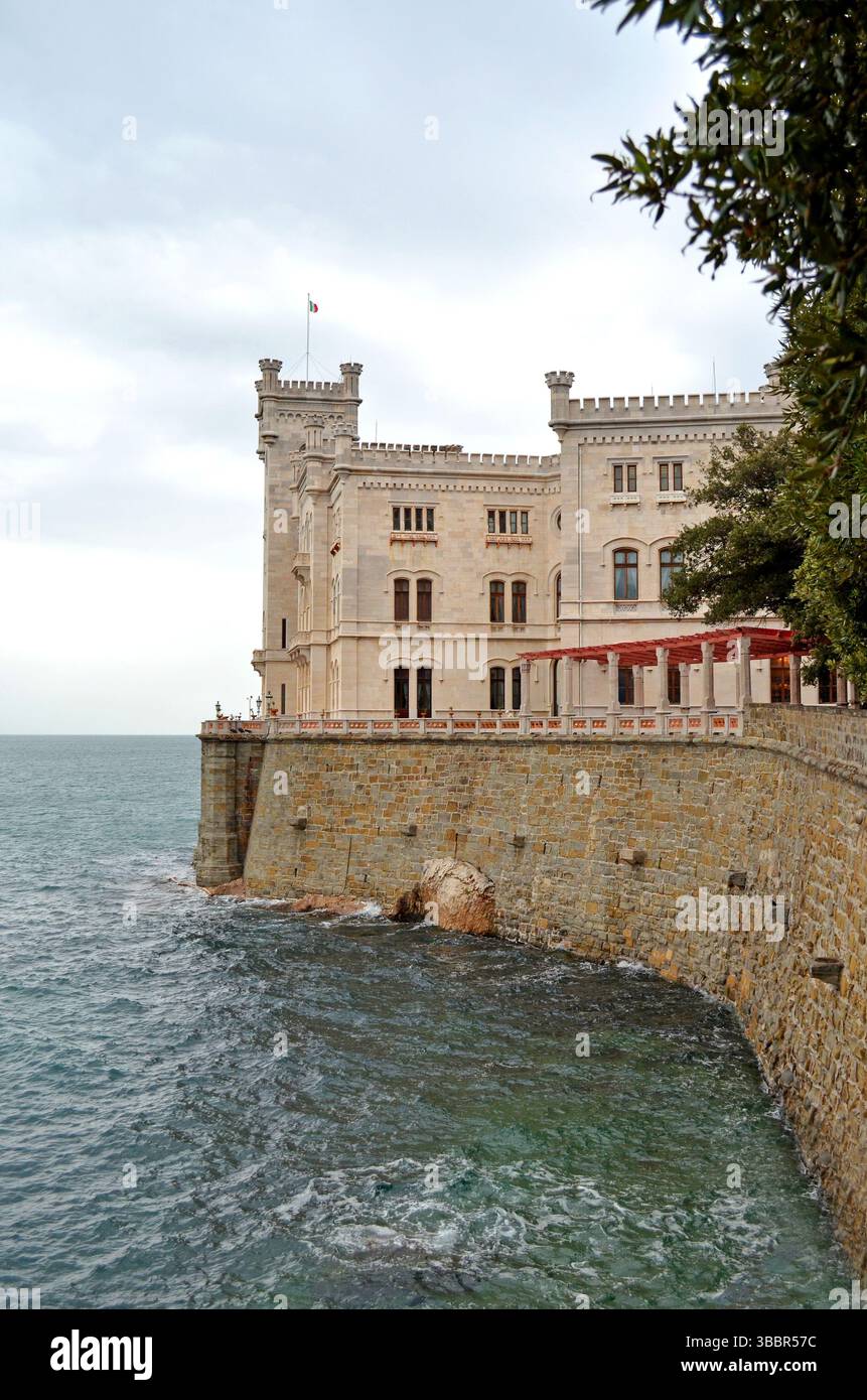 Triest Italien. Oktober 2015. Historisches Schloss Miramare auf einer Klippe mit Meerblick und landschaftlich gestaltetem Gelände Stockfoto Triest Italien. Oktober 2015. Historisches Schloss Miramare auf einer Klippe mit Meerblick und landschaftlich gestaltetem Gelände Stockfoto