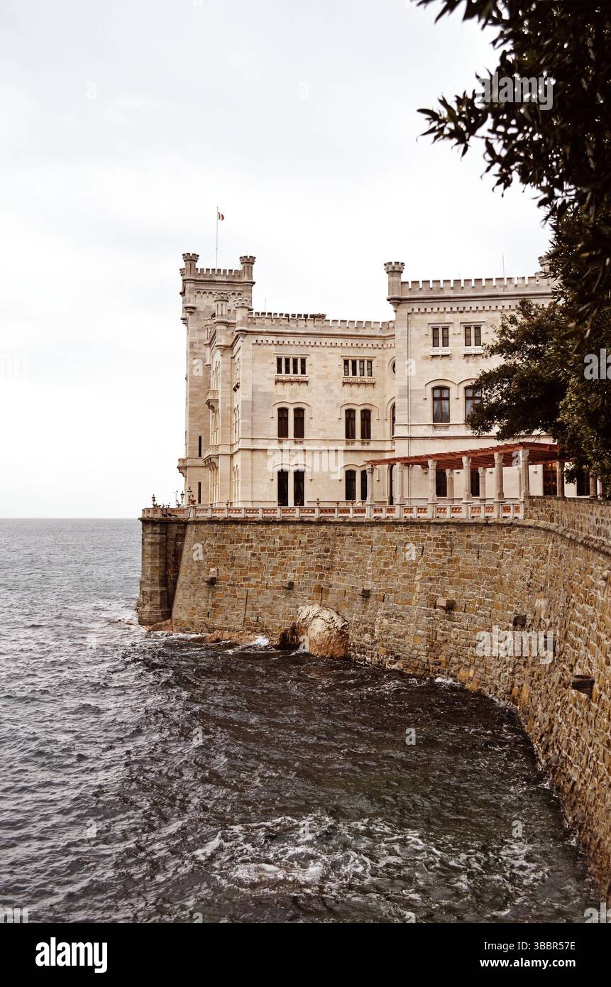 Triest Italien. Oktober 2015. Historisches Schloss Miramare auf einer Klippe mit Meerblick und landschaftlich gestaltetem Gelände Stockfoto