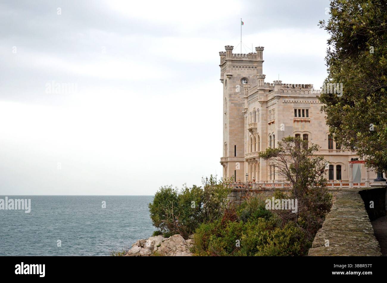 Triest Italien. Oktober 2015. Historisches Schloss Miramare auf einer Klippe mit Meerblick und landschaftlich gestaltetem Gelände Stockfoto
