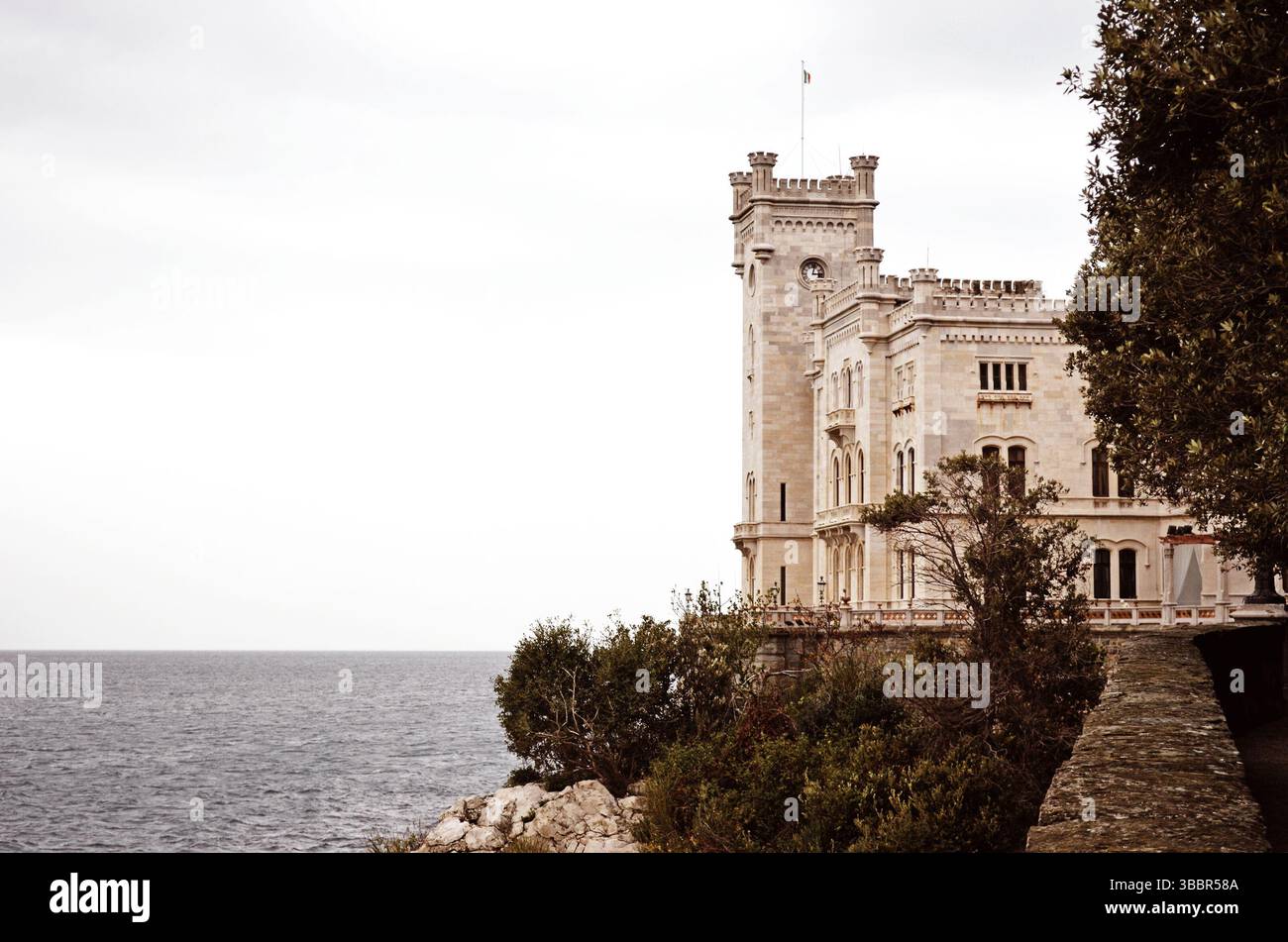 Triest Italien. Oktober 2015. Historisches Schloss Miramare auf einer Klippe mit Meerblick und landschaftlich gestaltetem Gelände Stockfoto