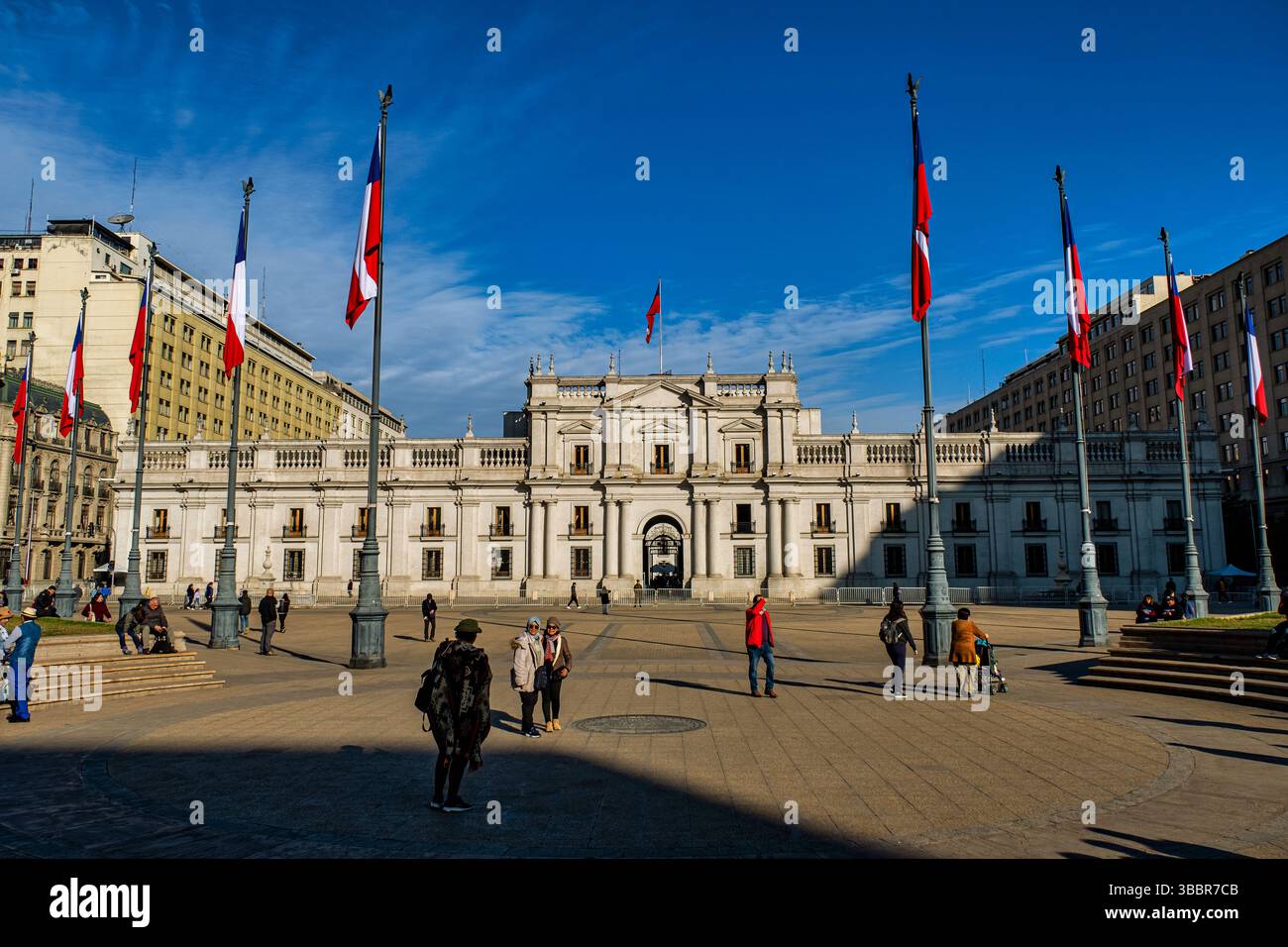 Die Plaza de la Constitución ist eine Esplanade, die den Block von der Agustinas Straße im Norden, Morandé Straße im Osten, Moneda Stree besetzt Stockfoto