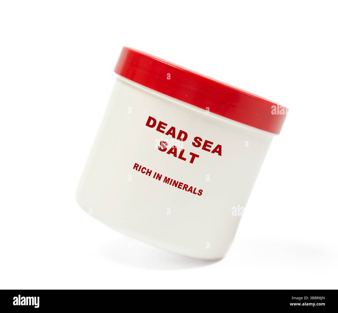 Salz aus dem Toten Meer. Verbessert die Hydratation der Haut, lindert Muskelschmerzen und fördert die Entspannung mit seinem hohen Magnesium-, Kalzium- und Kaliumgehalt. Stockfoto