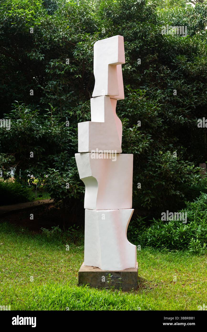 Auroville, Indien – Januar 2024 – Roger Anger’s Skulptur wurde 2009 nach der Maquette des Künstlers in den 90er Jahren realisiert. Stadthalle Stockfoto