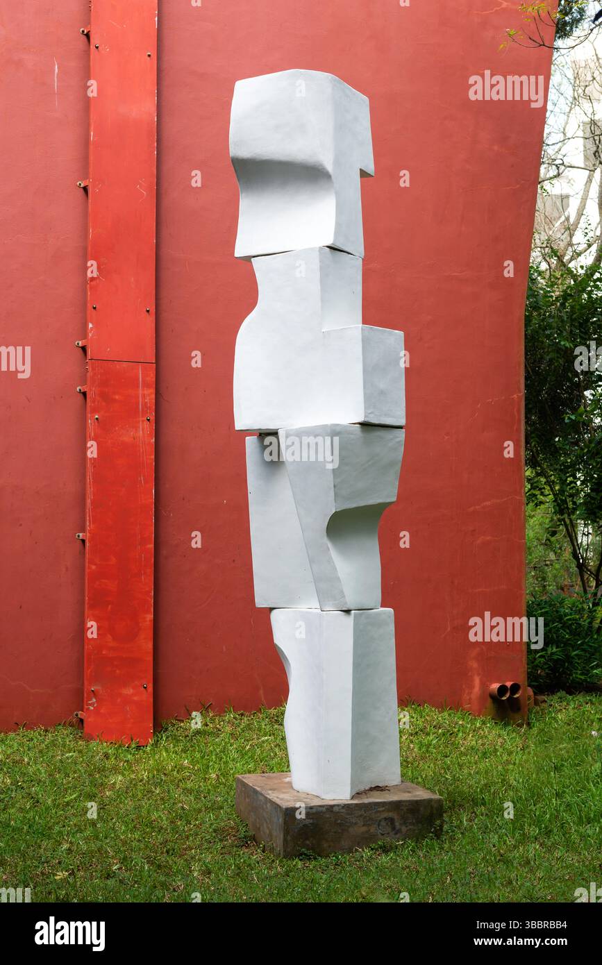 Auroville, Indien – Januar 2024 – Roger Anger’s Skulptur wurde 2009 nach der Maquette des Künstlers in den 90er Jahren realisiert. Stadthalle Stockfoto